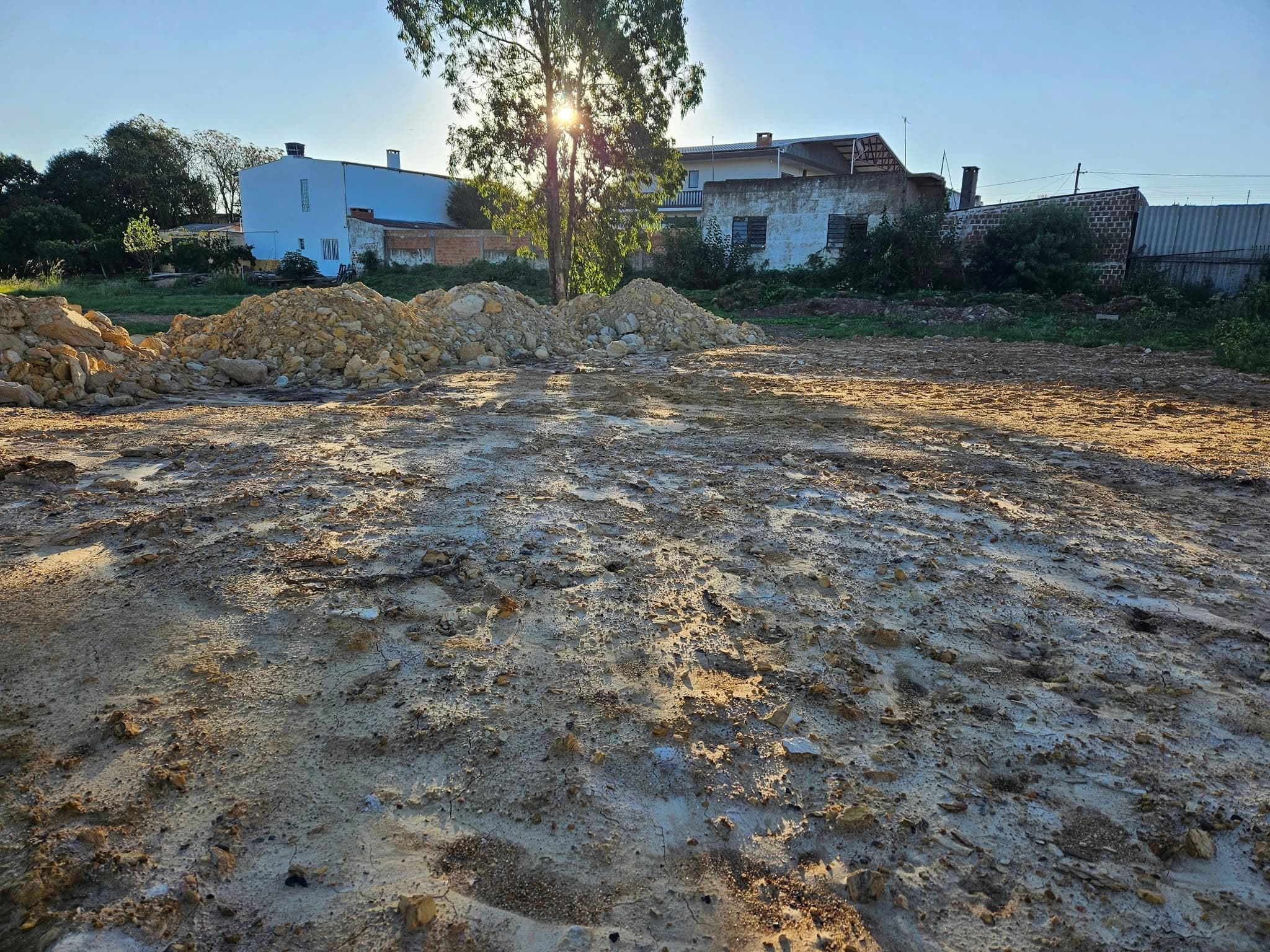 Imagem de capa da notícia: Começa a terraplanagem no local que abrigará a nova UBS na sede do município