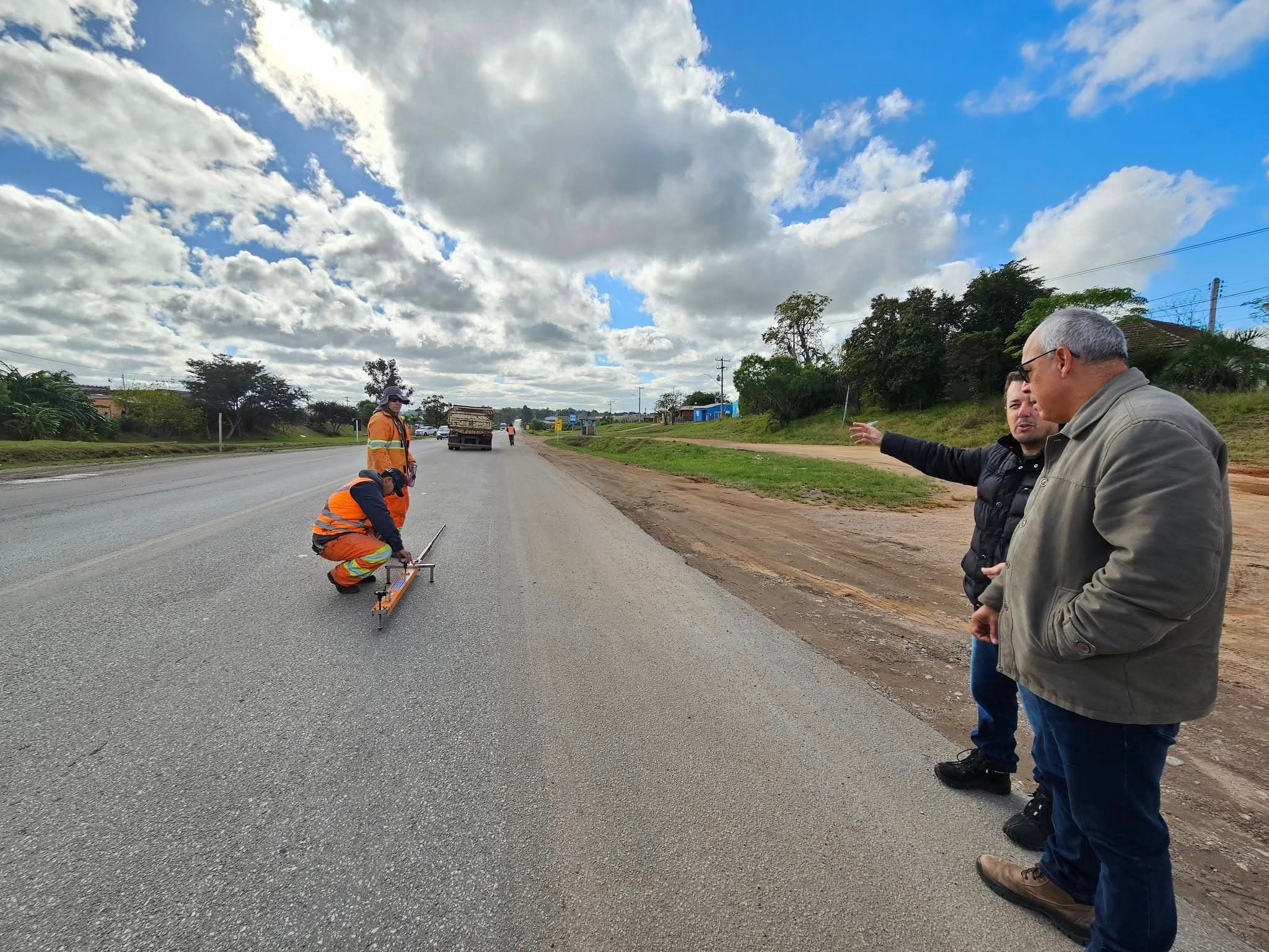 Imagem de capa da notícia: Vice-prefeito e secretário de Obras acompanha trabalho de avaliação da MAC