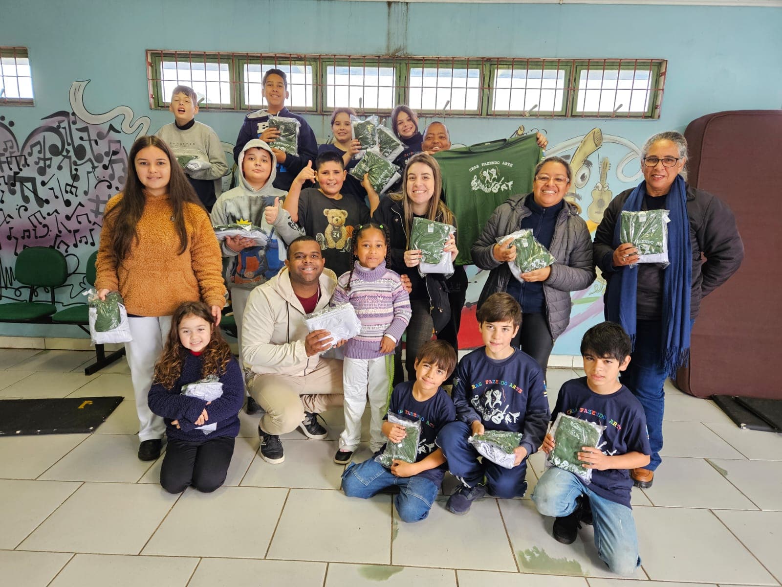 Imagem de capa da notícia: Participantes dos projetos do CRAS Fazendo Arte recebem novos uniformes em Candiota