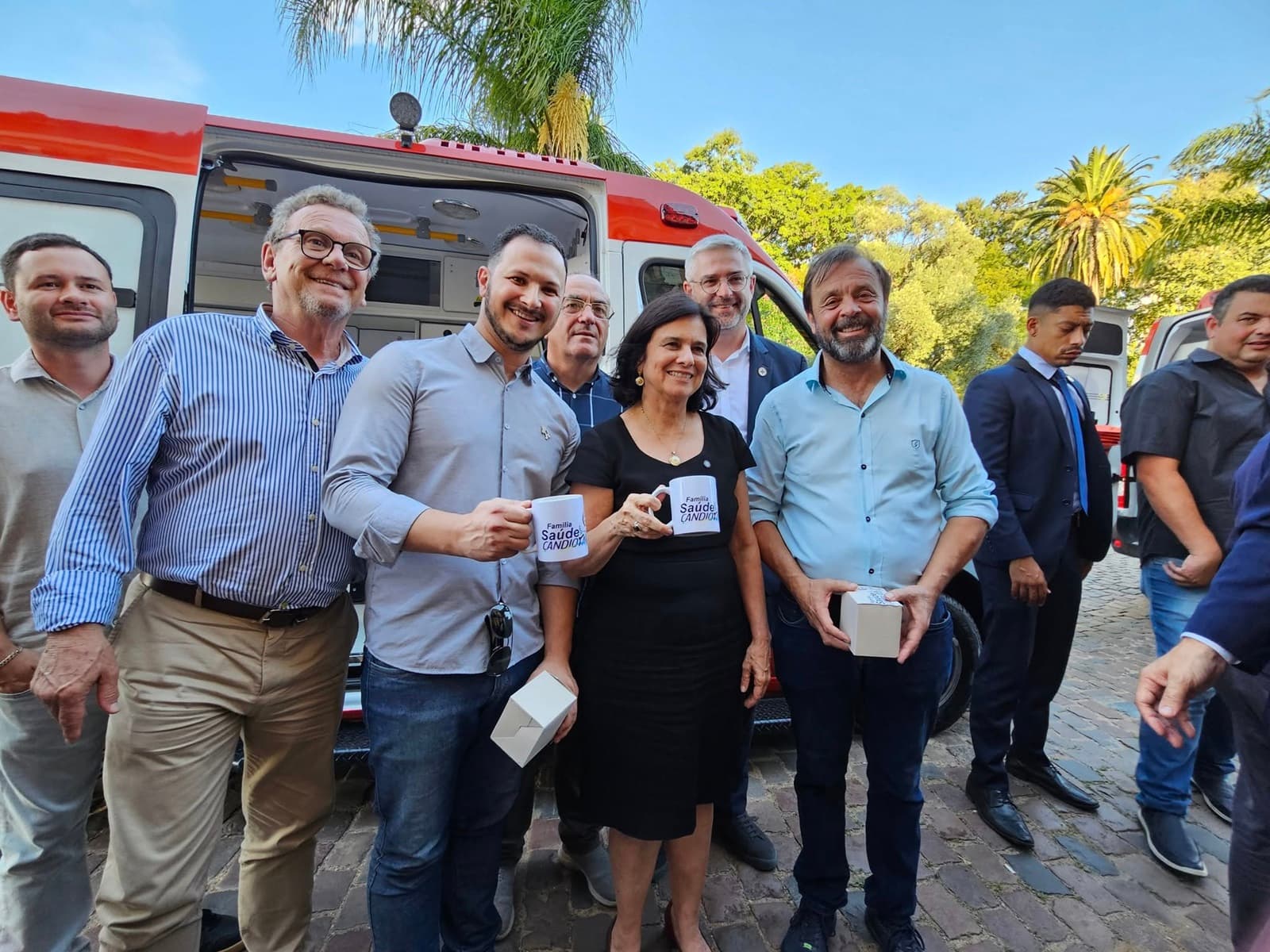 Imagem de capa da notícia: Prefeito e secretário de Saúde de Candiota recebem ambulância 0 km da ministra Nisia Trindade