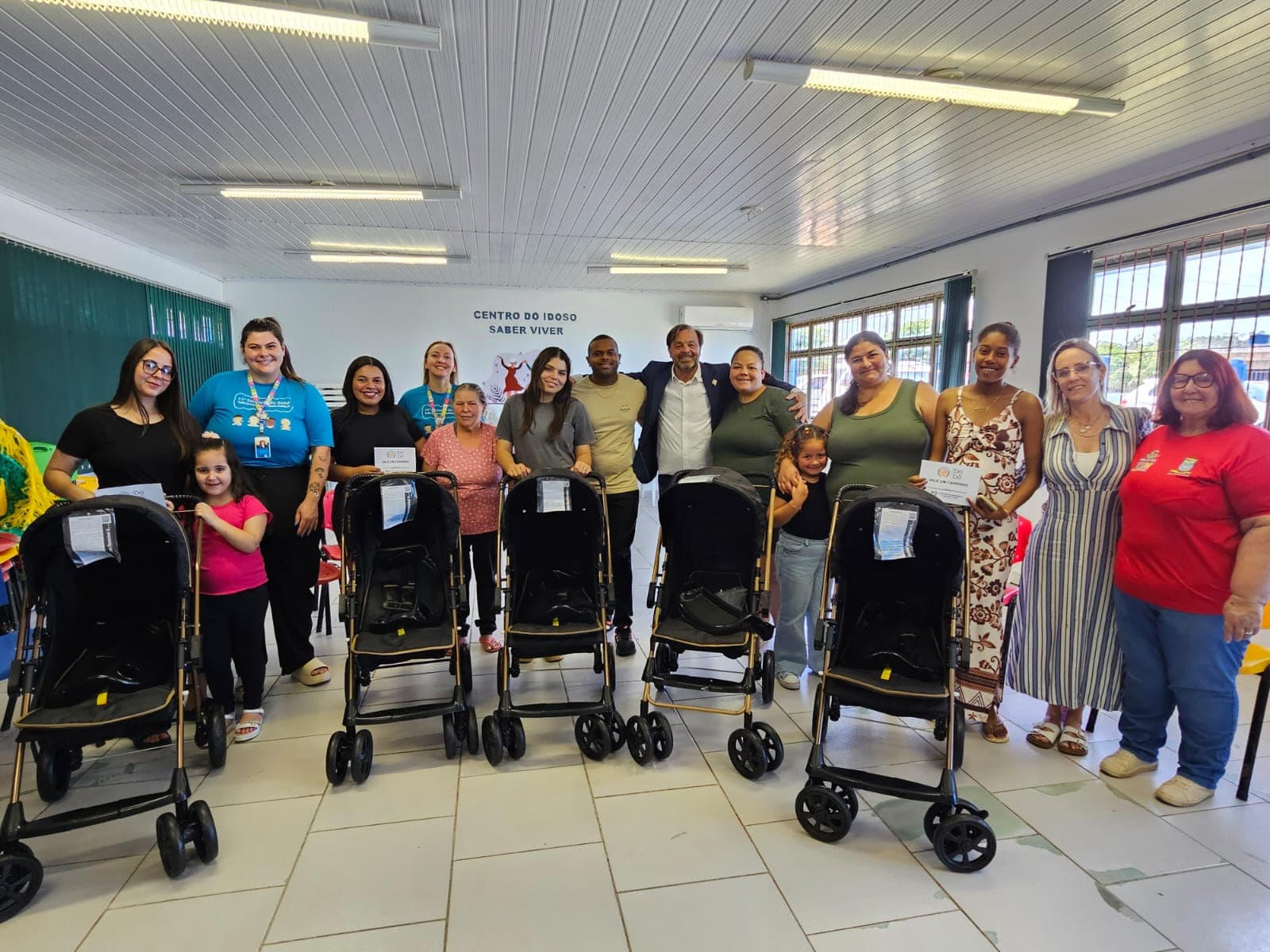 Gestantes de Candiota recebem carrinhos sorteados na 11ª Semana do Bebê