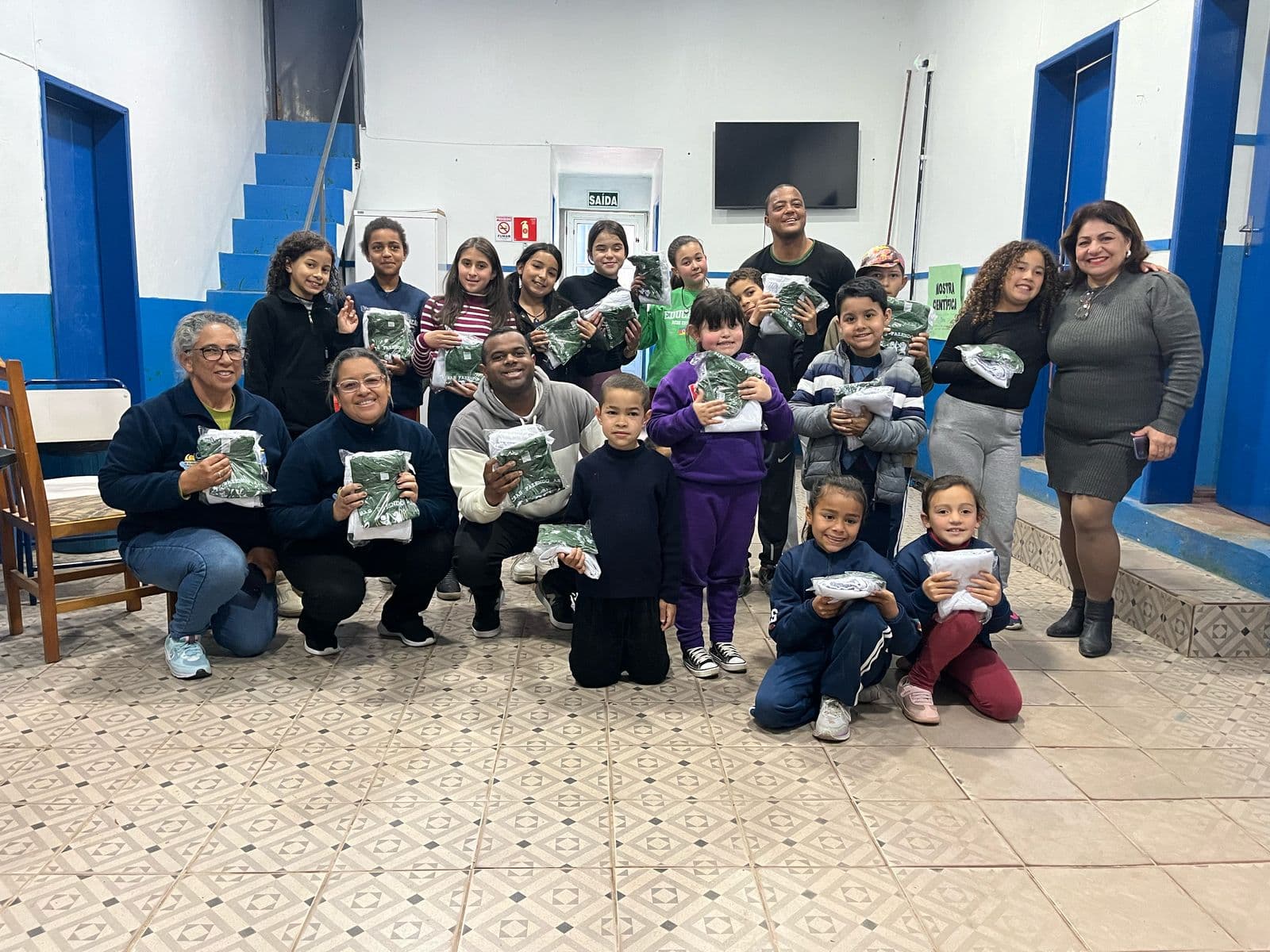 Imagem de capa da notícia: Participantes do CRAS Fazendo Arte recebem as roupas da capoeira em Seival