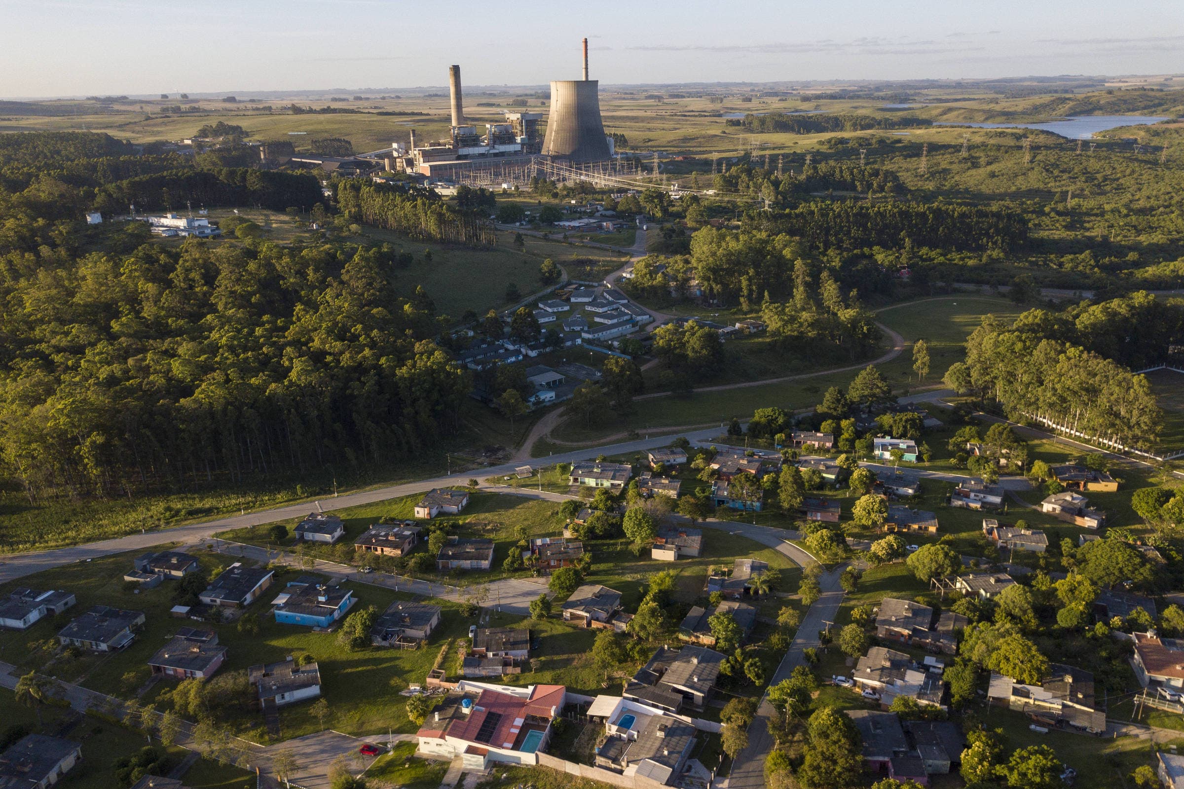 Vista aérea de Candiota: a área urbana cercada pela paisagem do Pampa, com açudes e o complexo termelétrico ao fundo