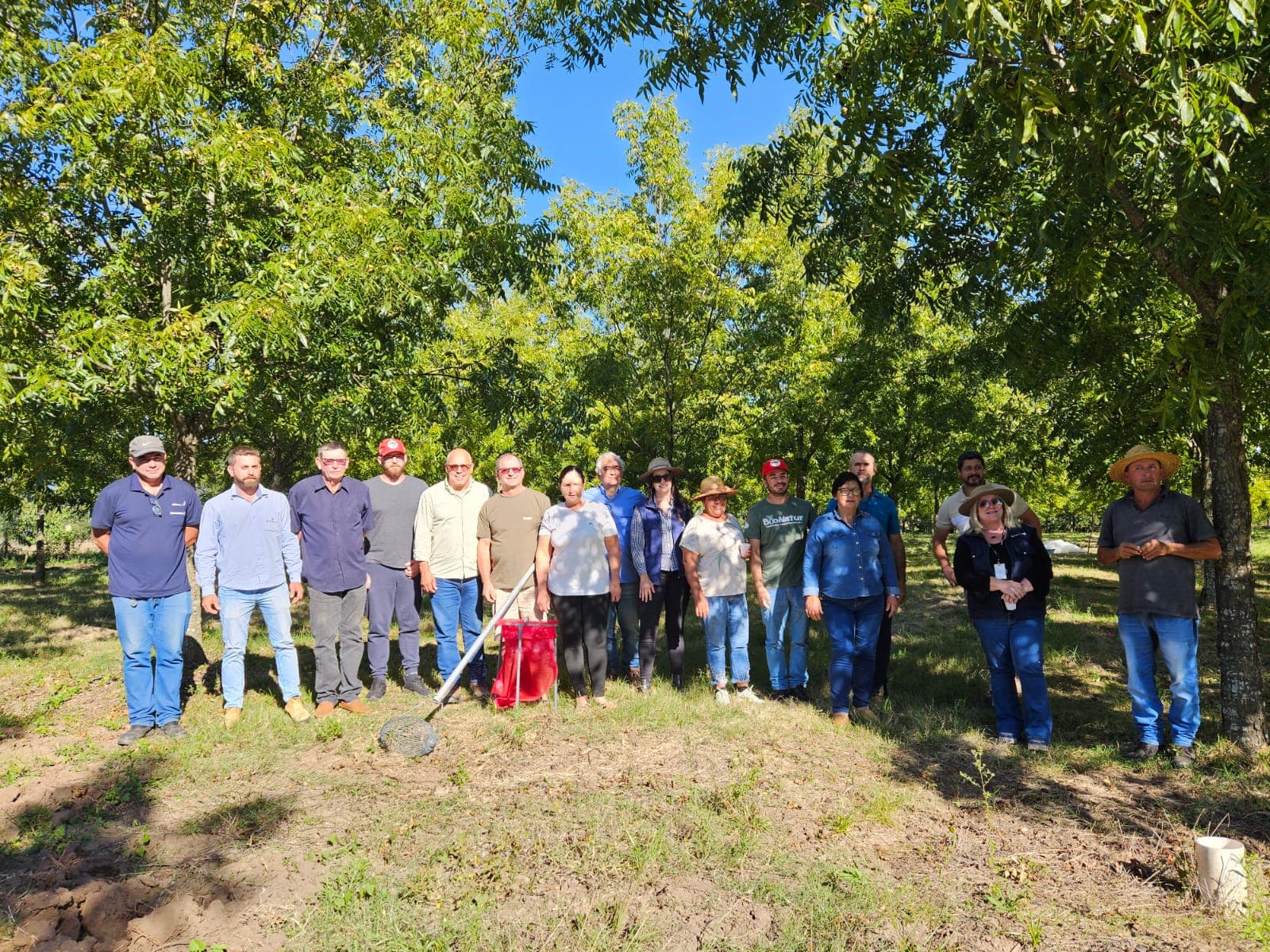 Imagem de capa da notícia: Vice-prefeito de Candiota participa de reunião com produtores de noz-pecã no interior do município