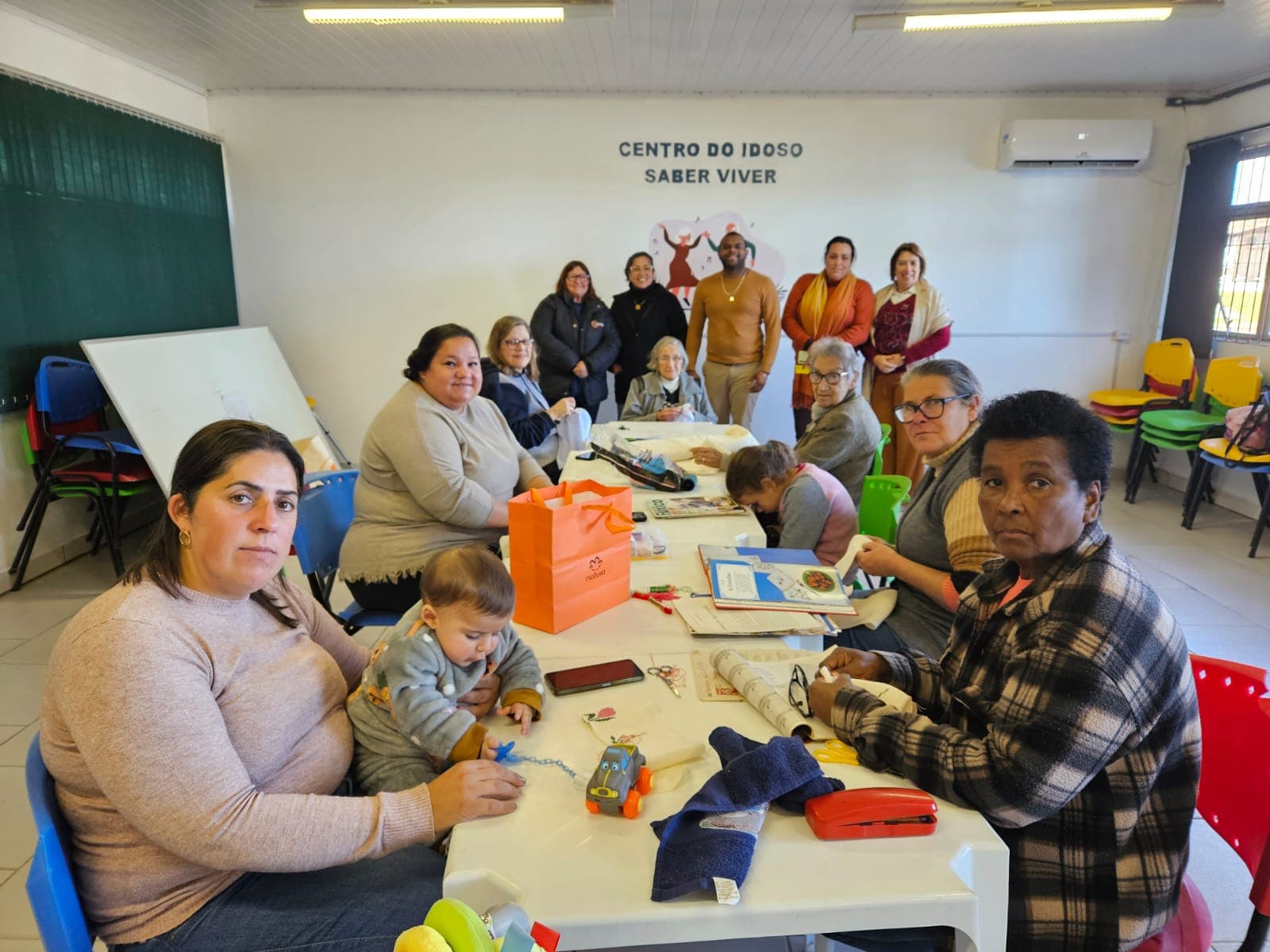 Imagem de capa da notícia: Denominado como “Alinhavando Sonhos”, cerca de oito mulheres participam do curso na Secretaria de Assistência e Inclusão Social