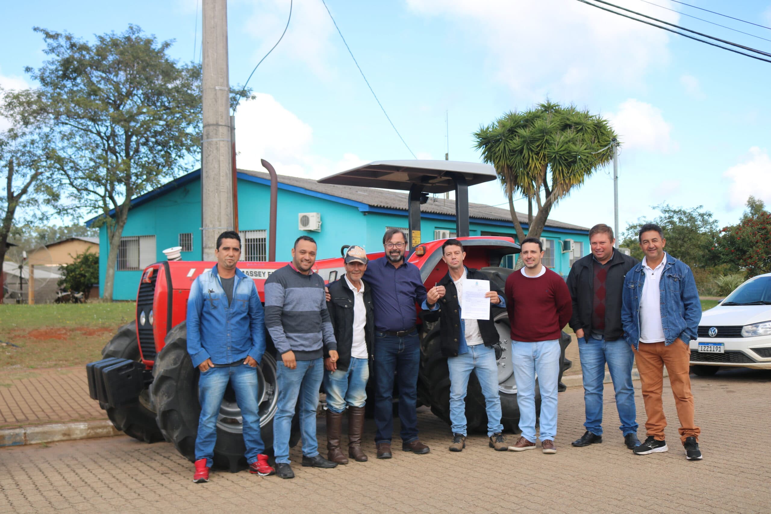 Imagem de capa da notícia: PREFEITURA DE CANDIOTA ENTREGA TRATOR E CARRETA AGRÍCOLA PARA USO DA ASSOCIAÇÃO DE PEQUENOS PRODUTORES RURAIS DE CANDIOTA