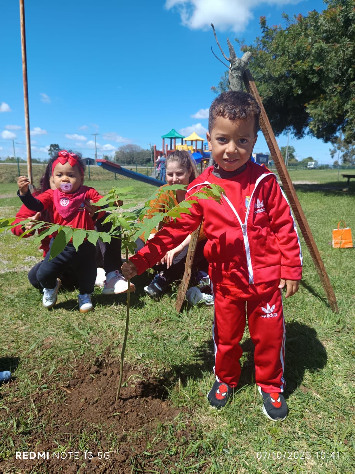 Imagem de capa da notícia: Projeto do PIM “Pequenas Mãos, Grandes Árvores”, realiza plantio de árvores frutíferas e nativas em Candiota