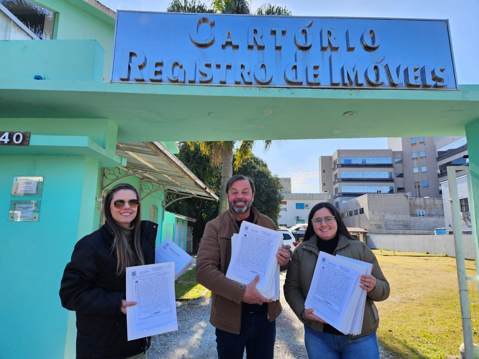 Imagem de capa da notícia: Prefeito de Candiota recebe mais de 250 matrículas referentes ao Reurb das vilas Residencial e Operária