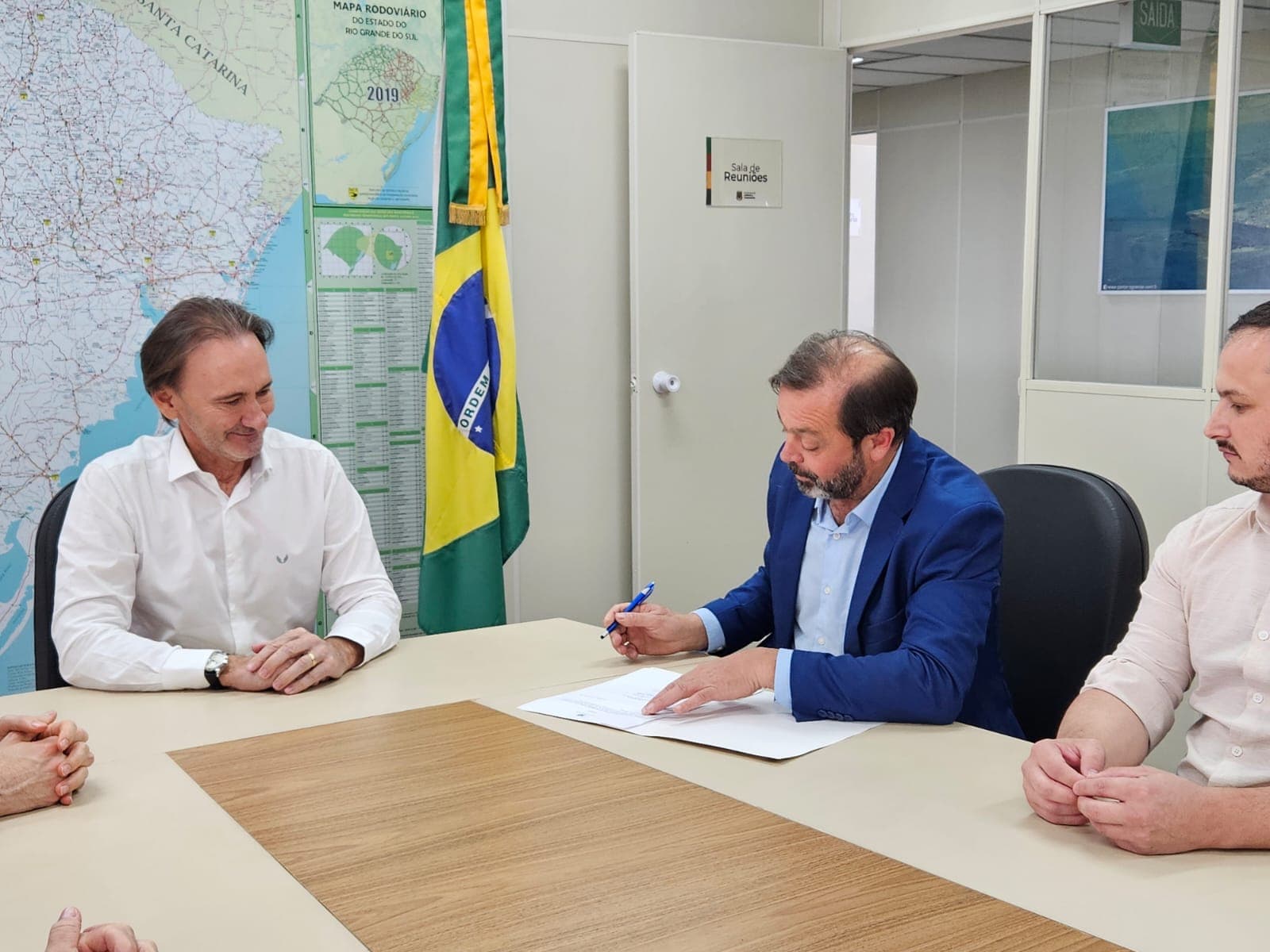 Imagem de capa da notícia: Prefeito Folador assina contrato na Secretaria de Logística e Transportes do Estado para a recuperação da MAC