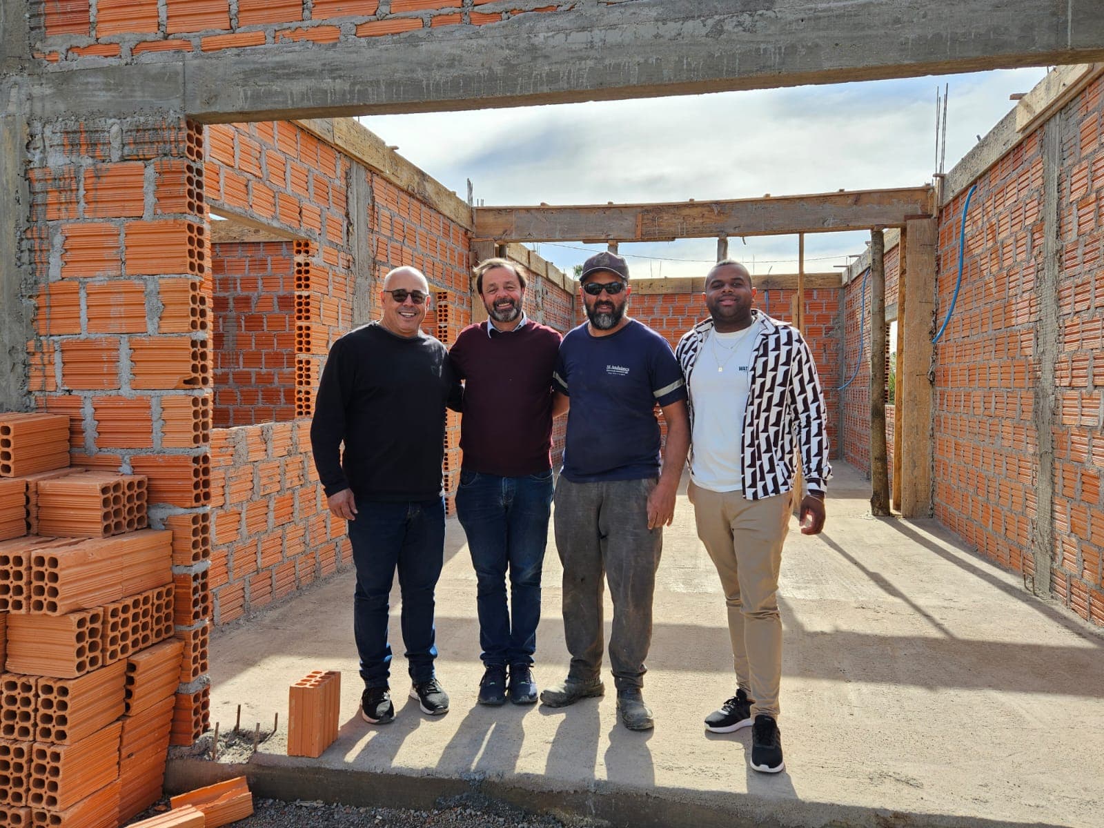 Imagem de capa da notícia: Construção de vestiários, salão, banheiros e copa no campo Santa Rosa está avançando em Seival