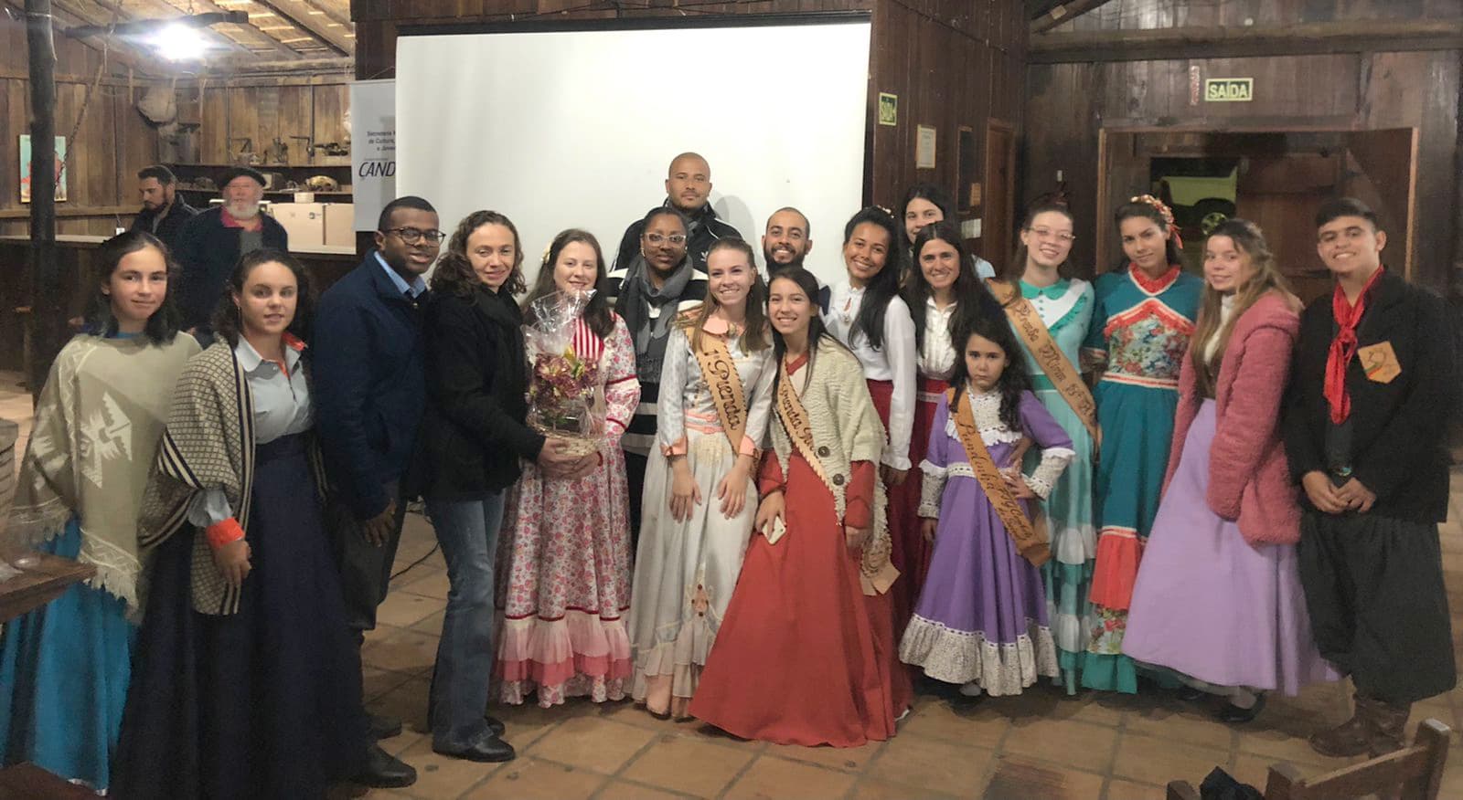 Imagem de capa da notícia: SECRETARIA DE CULTURA DE CANDIOTA REALIZA REUNIÃO COM ENTIDADES TRADICIONALISTAS
