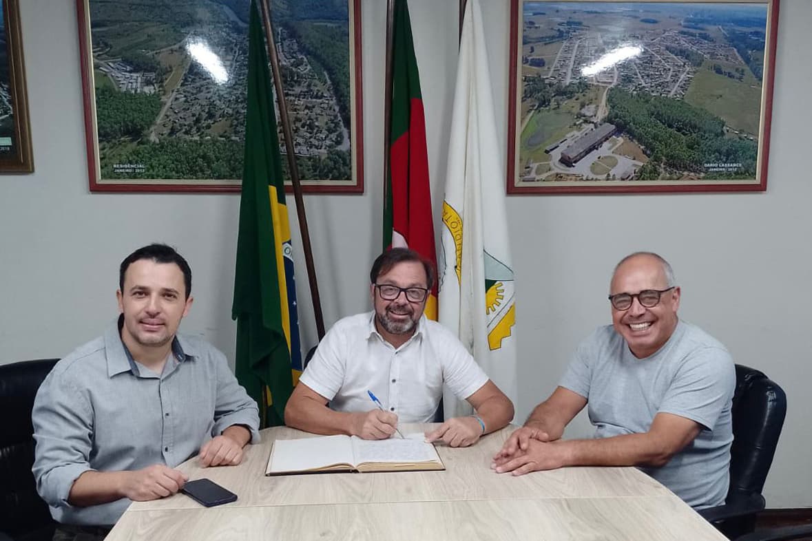 Imagem de capa da notícia: MARCELO GREGÓRIO, PRESIDENTE DA CÂMARA DE VEREADORES, ASSUME A PREFEITURA DE CANDIOTA INTERINAMENTE