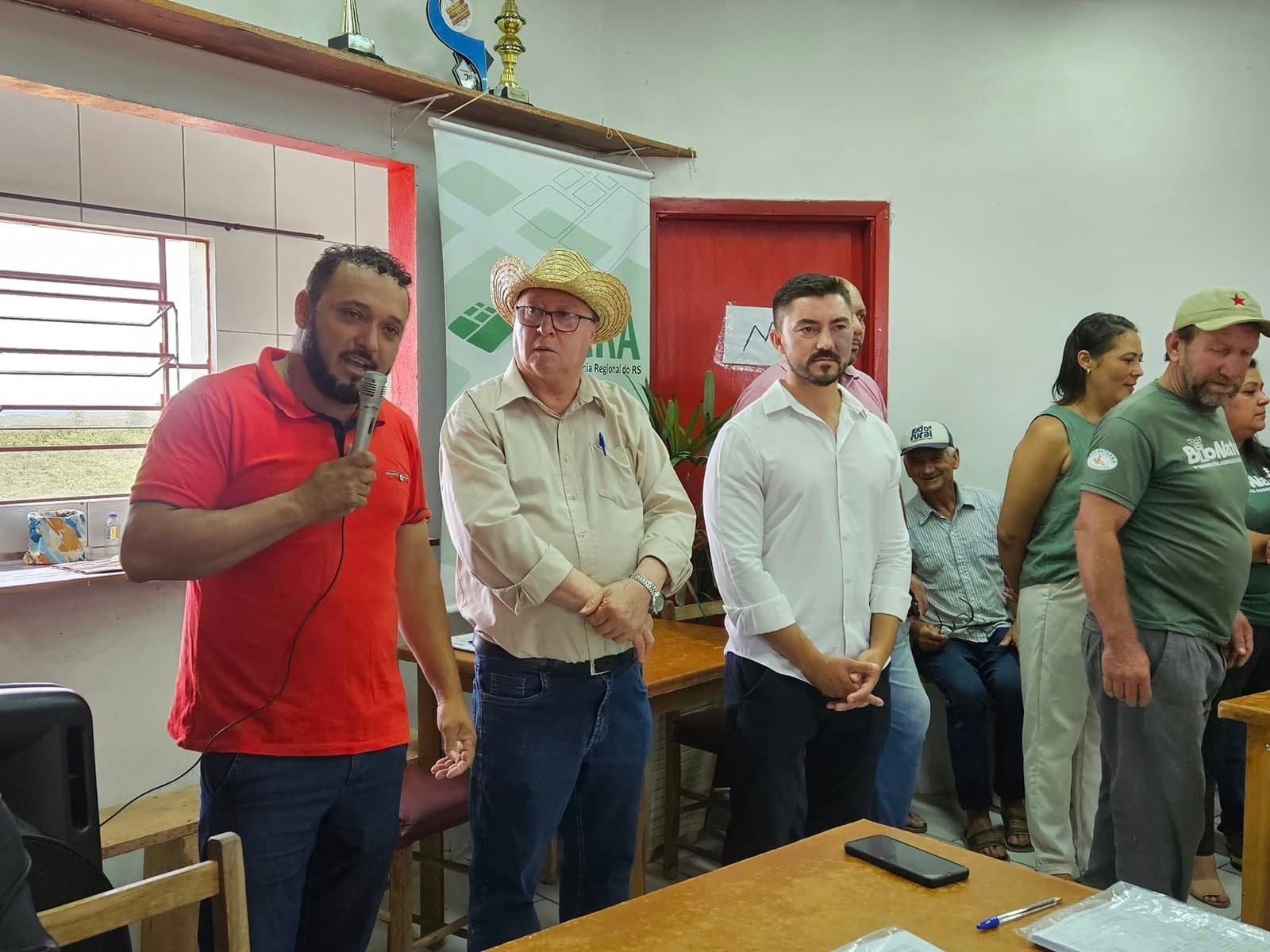 Imagem de capa da notícia: Secretário de Agropecuária representou o prefeito Folador na assinatura de contratos no interior do município