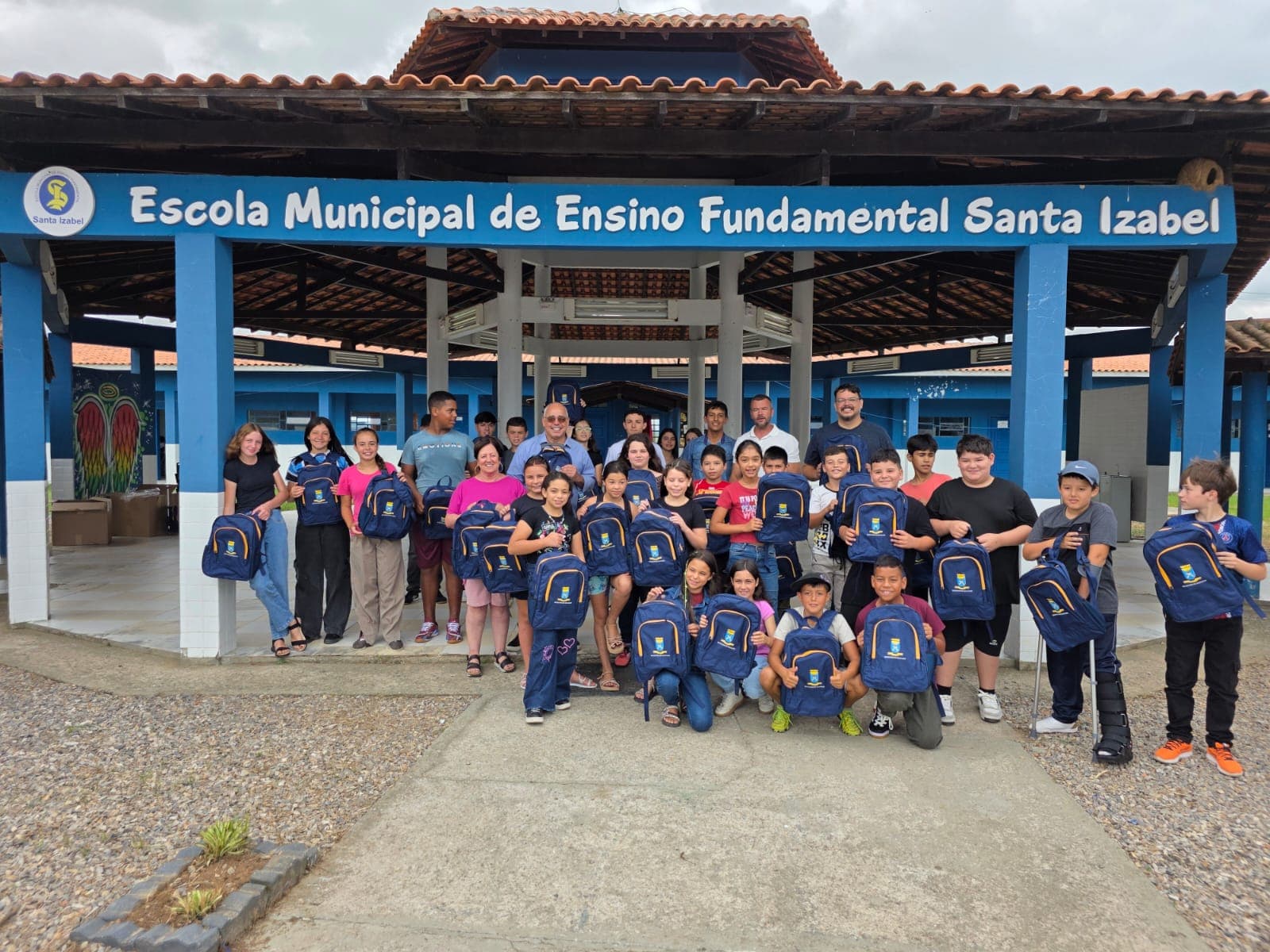 Imagem de capa da notícia: Vice-prefeito e secretário de Educação realizam entrega oficial das mochilas aos alunos da rede municipal em Candiota