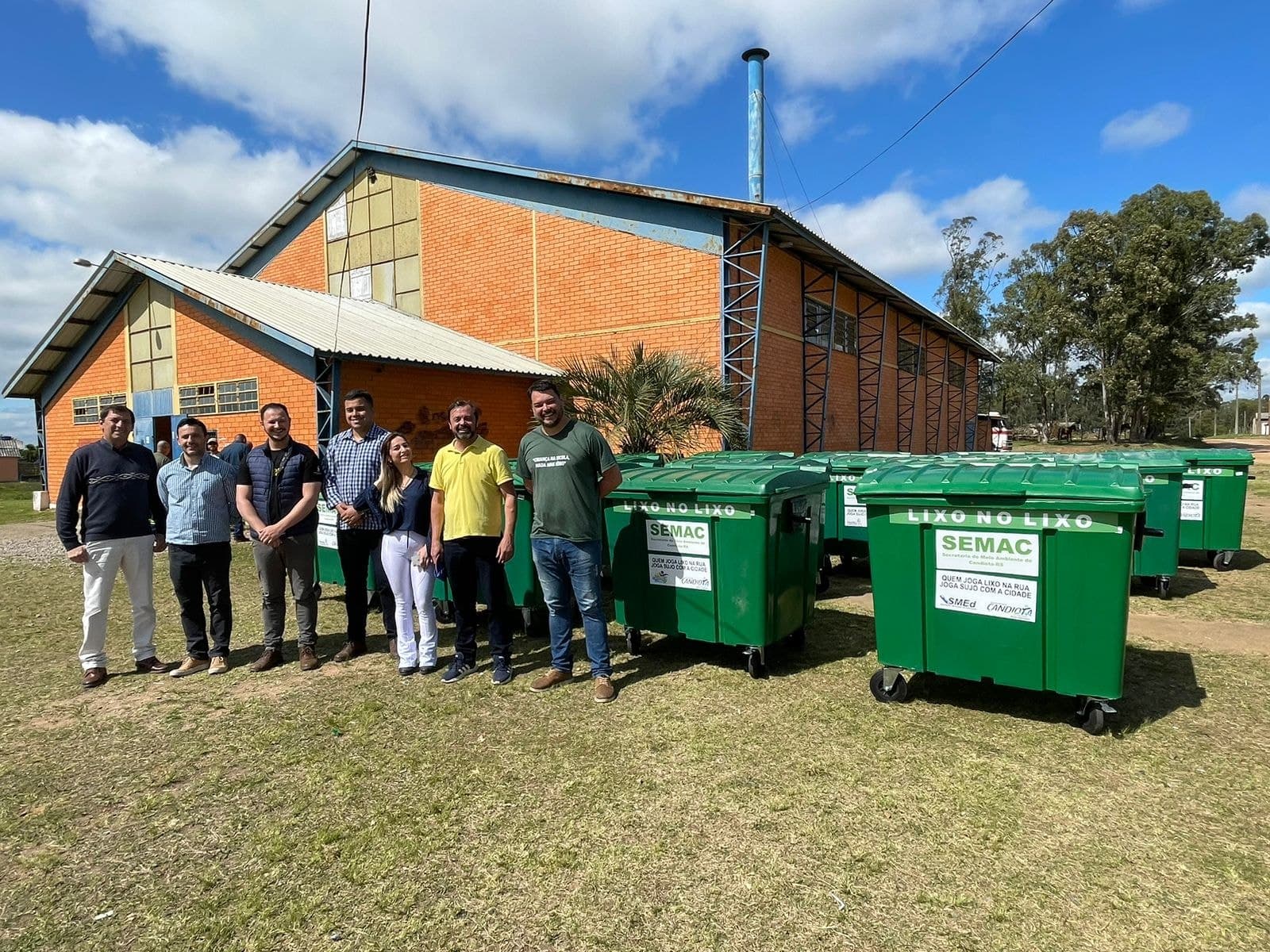 Imagem de capa da notícia: PREFEITURA DE CANDIOTA ENTREGA 19 NOVAS LIXEIRAS CONTÊINER PARA A COMUNIDADE