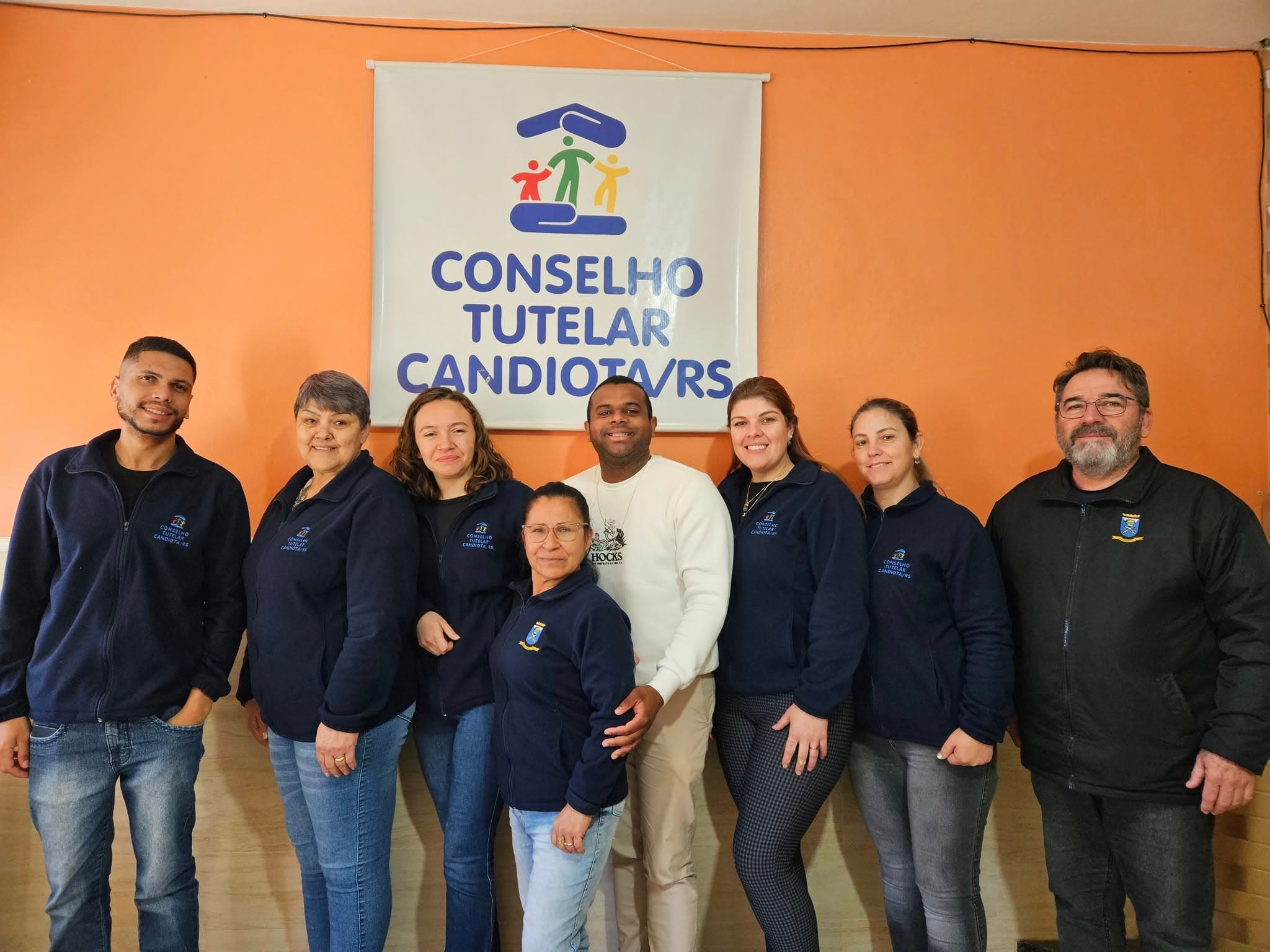 Imagem de capa da notícia: Equipe do Conselho Tutelar de Candiota recebe novo uniforme