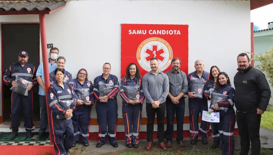 Imagem de capa da notícia: PREFEITO FOLADOR E SECRETÁRIO DE SAÚDE ENTREGAM NOVOS UNIFORMES PARA EQUIPE DO SAMU