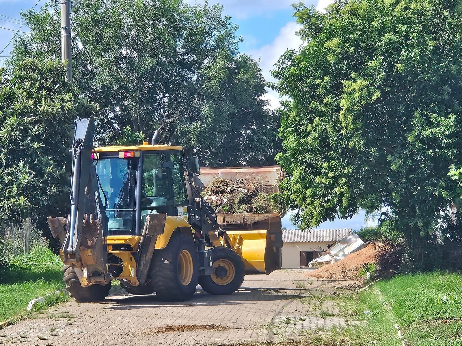 Imagem de capa da notícia: Bairro João Emílio está recebendo limpeza urbana