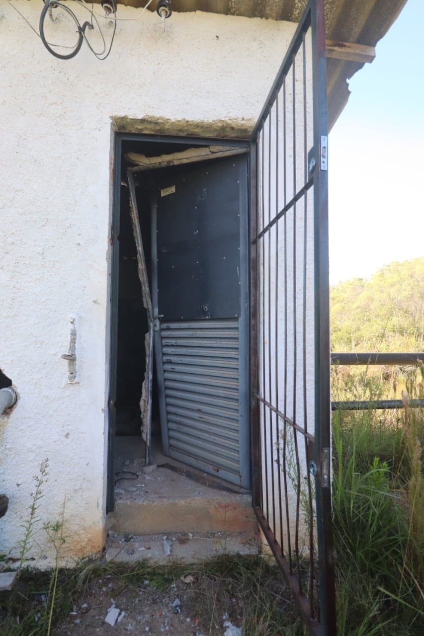 Imagem de capa da notícia: EXECUTIVO MUNICIPAL COMUNICA ATO DE VANDALISMO NO LOCAL ONDE É FEITA A CAPTAÇÃO DE ÁGUA BRUTA DA SEDE DO MUNICÍPIO