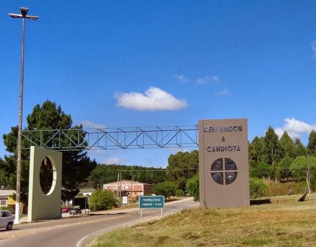 Pórtico de entrada da cidade com os dizeres Bem-vindos a Candiota, sob céu azul