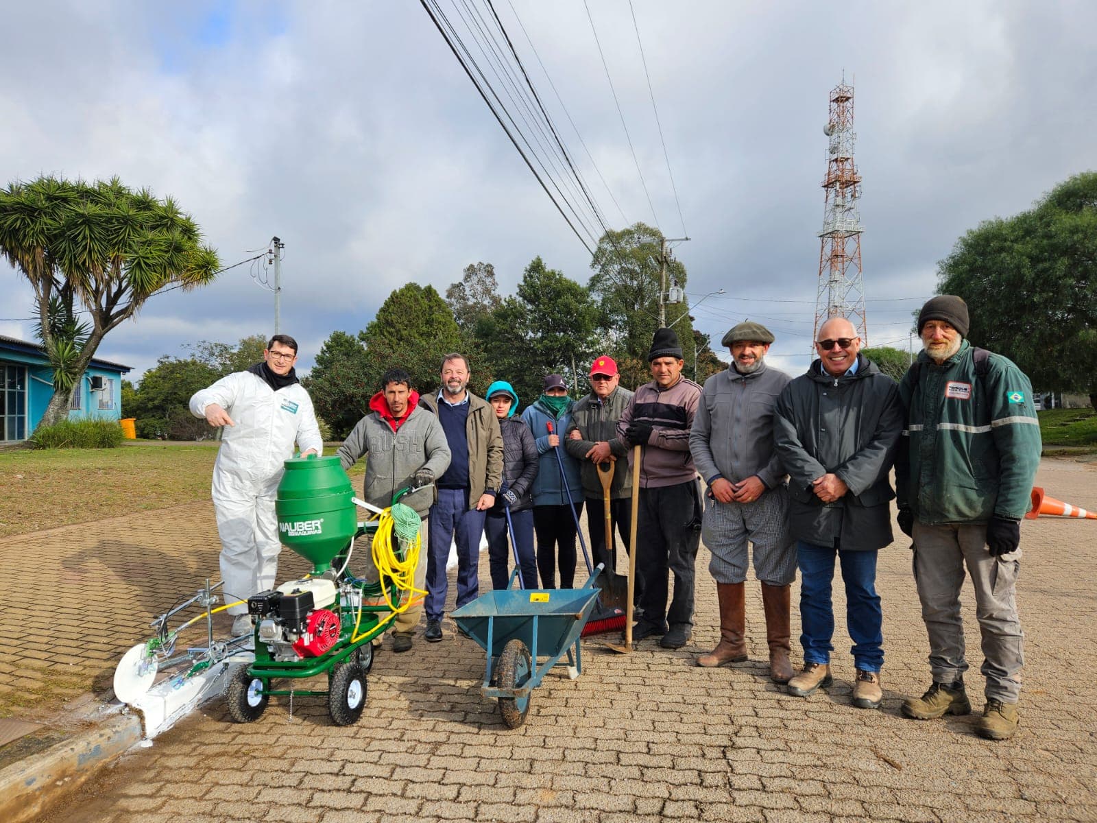 Imagem de capa da notícia: Prefeitura de Candiota adquire máquina que realiza demarcação viária