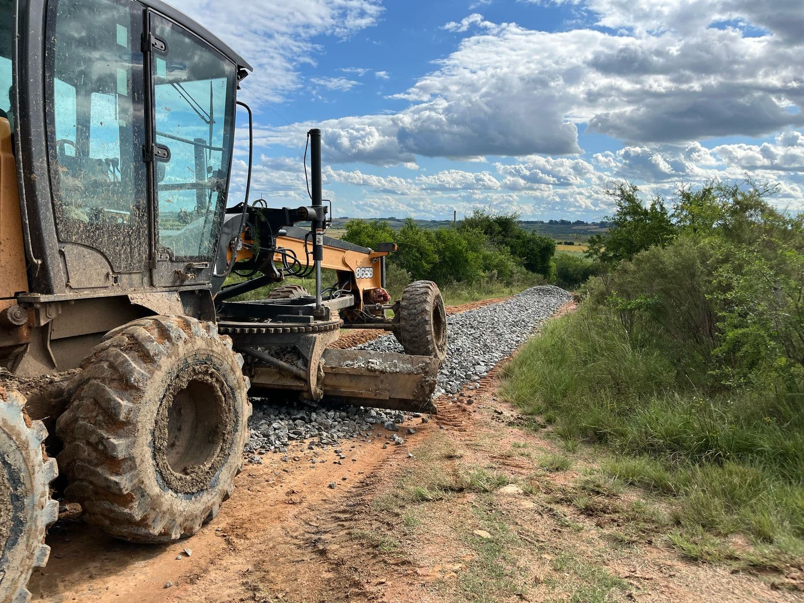Imagem de capa da notícia: Secretaria de Obras nas estradas do interior