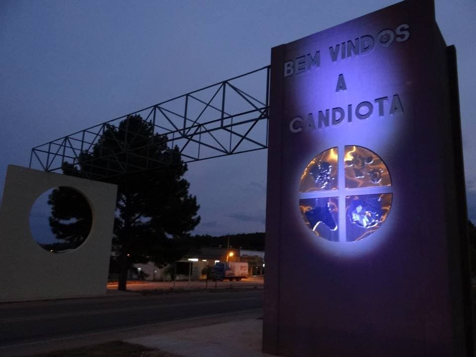 Pórtico Bem-vindos a Candiota iluminado ao anoitecer