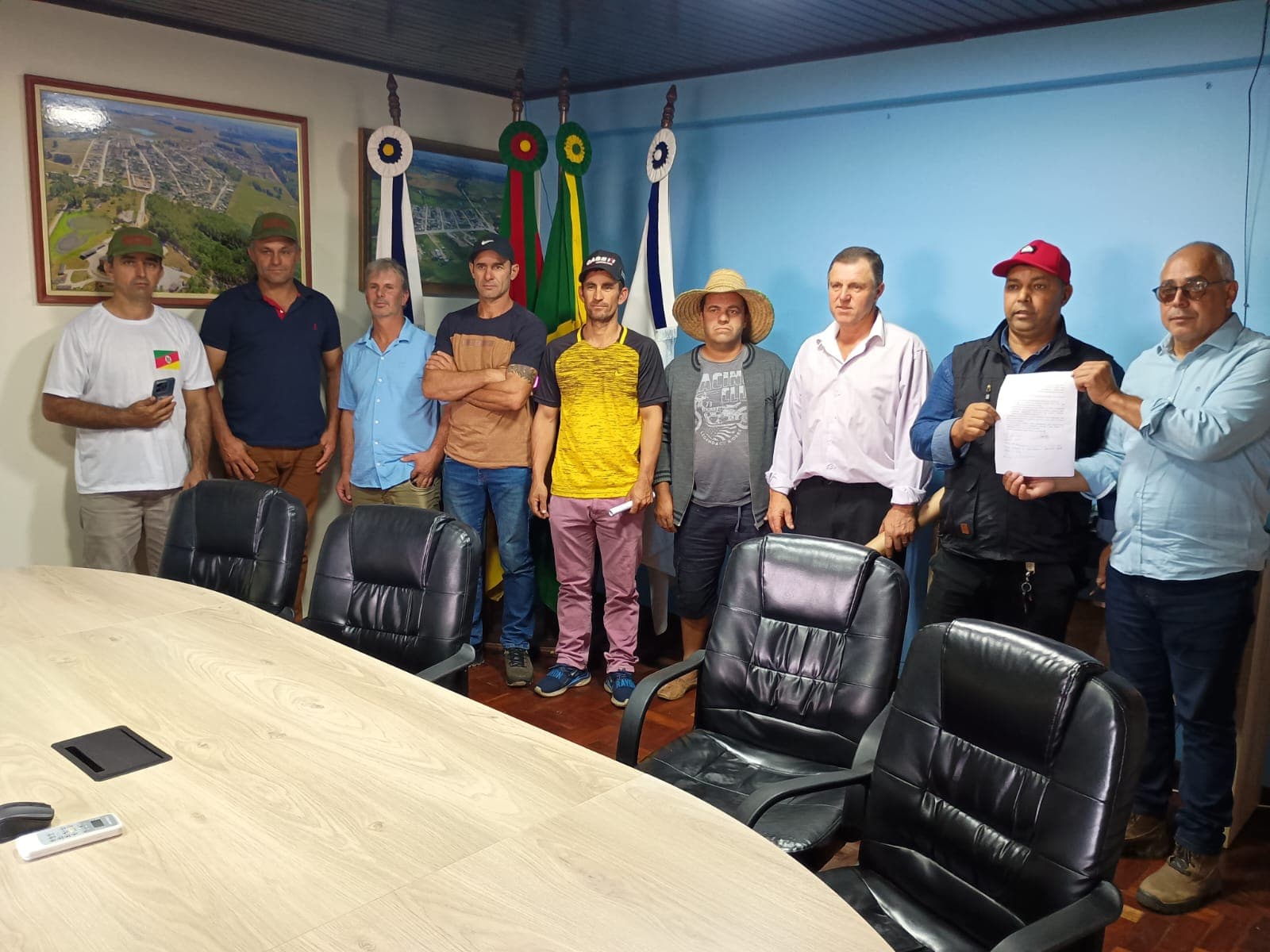 Imagem de capa da notícia: Comissão de produtores rurais denominada como “Estrada Livre”, participou de reunião com o vice-prefeito de Candiota