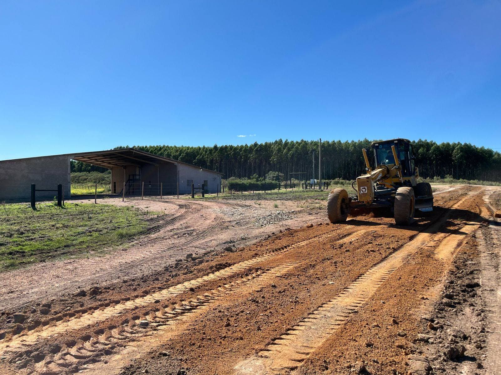 Imagem de capa da notícia: Equipes da Secretaria de Obras atuam em três pontos da estrada principal no interior do município