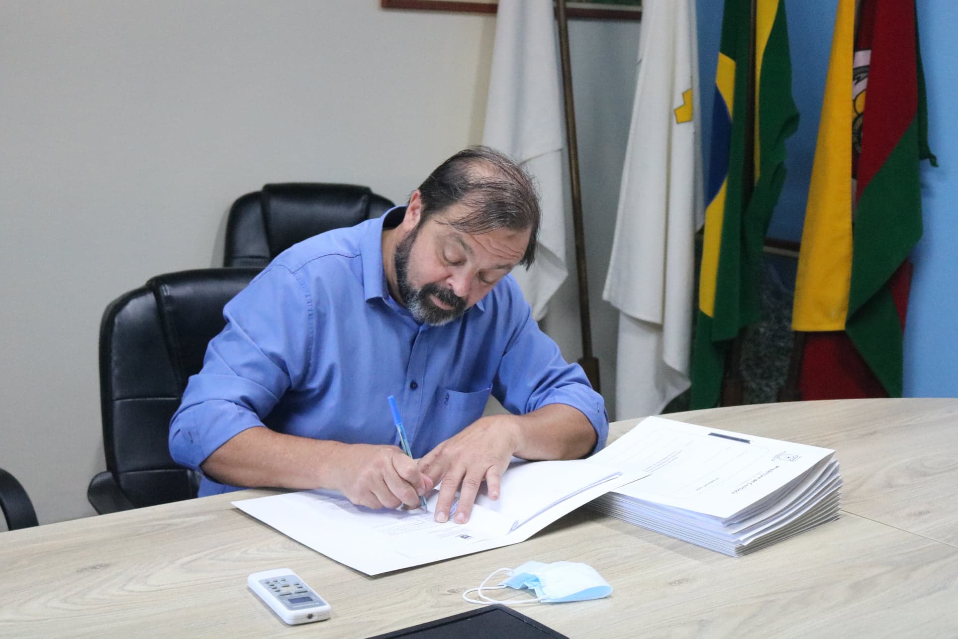 Imagem de capa da notícia: PREFEITO FOLADOR HOMOLOGA OS PRIMEIROS PROCESSOS DE REMISSÃO DE DÍVIDA QUANTO AO PAGAMENTO DE IPTU, TAXA DE COLETA DE LIXO, TAXA DE ÁGUA E ESGOTO