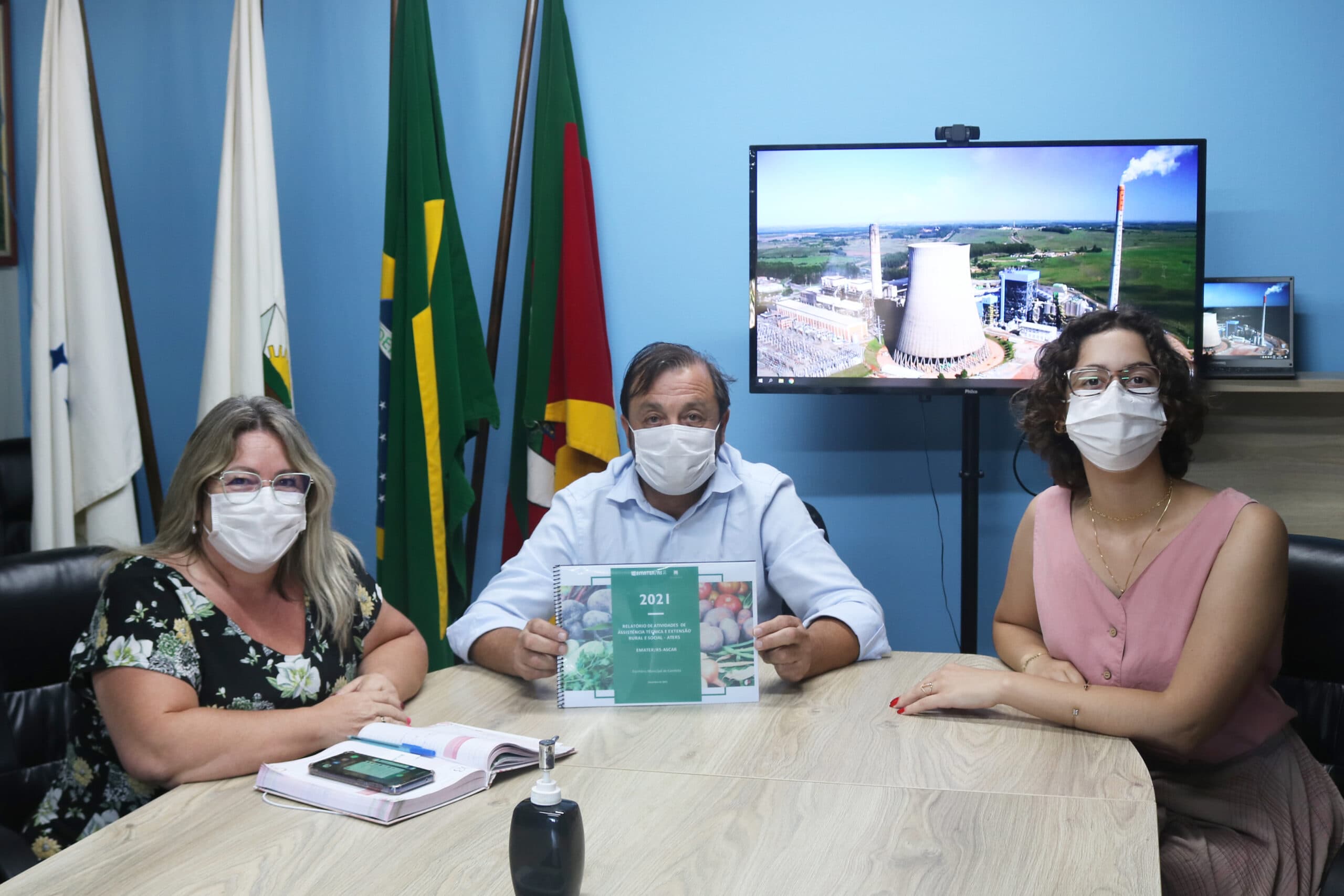 Imagem de capa da notícia: PREFEITO FOLADOR RECEBE RELATÓRIO DE ATIVIDADES DESENVOLVIDAS EM 2021 PELA EMATER CANDIOTA