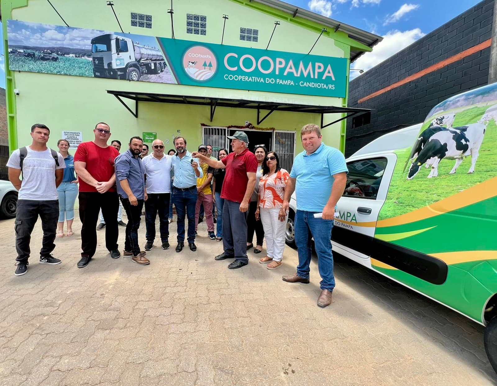 Imagem de capa da notícia: Prefeitura faz entrega de veículo à Coopampa
