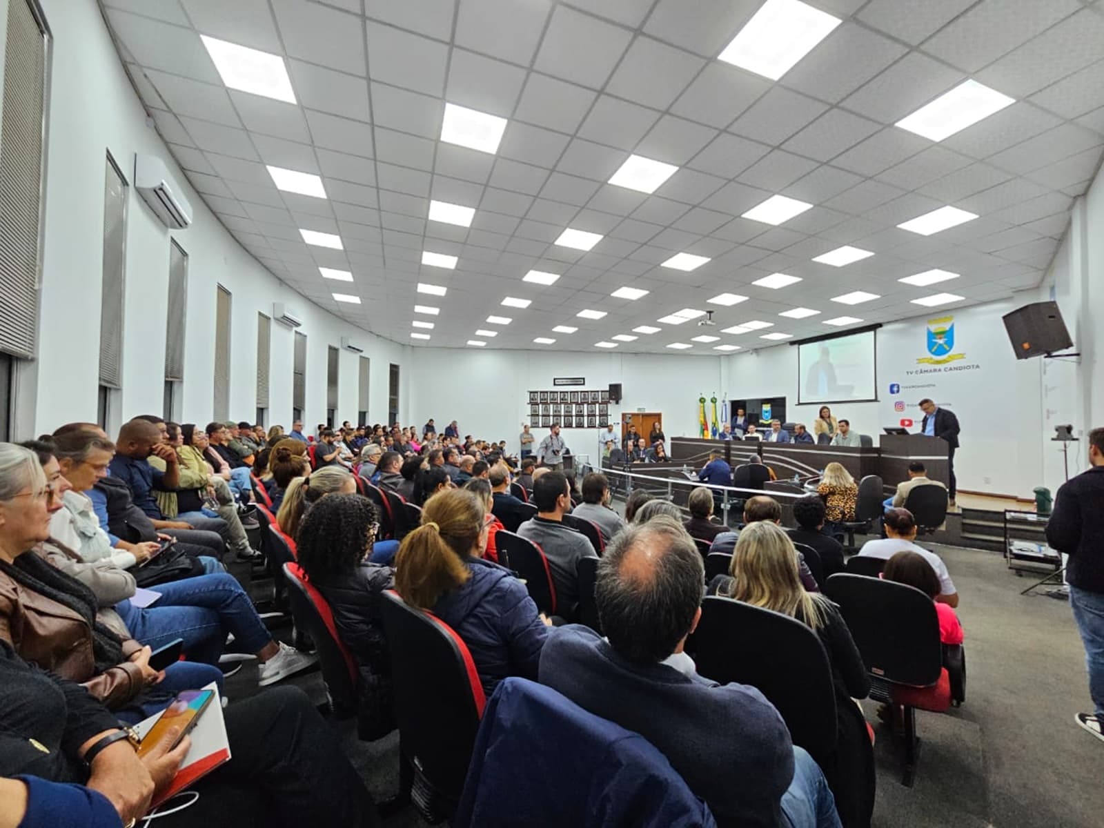 Imagem de capa da notícia: Plenário da Câmara de Vereadores de Candiota ficou lotado durante reunião pública que tratou sobre a Transição Energética Justa