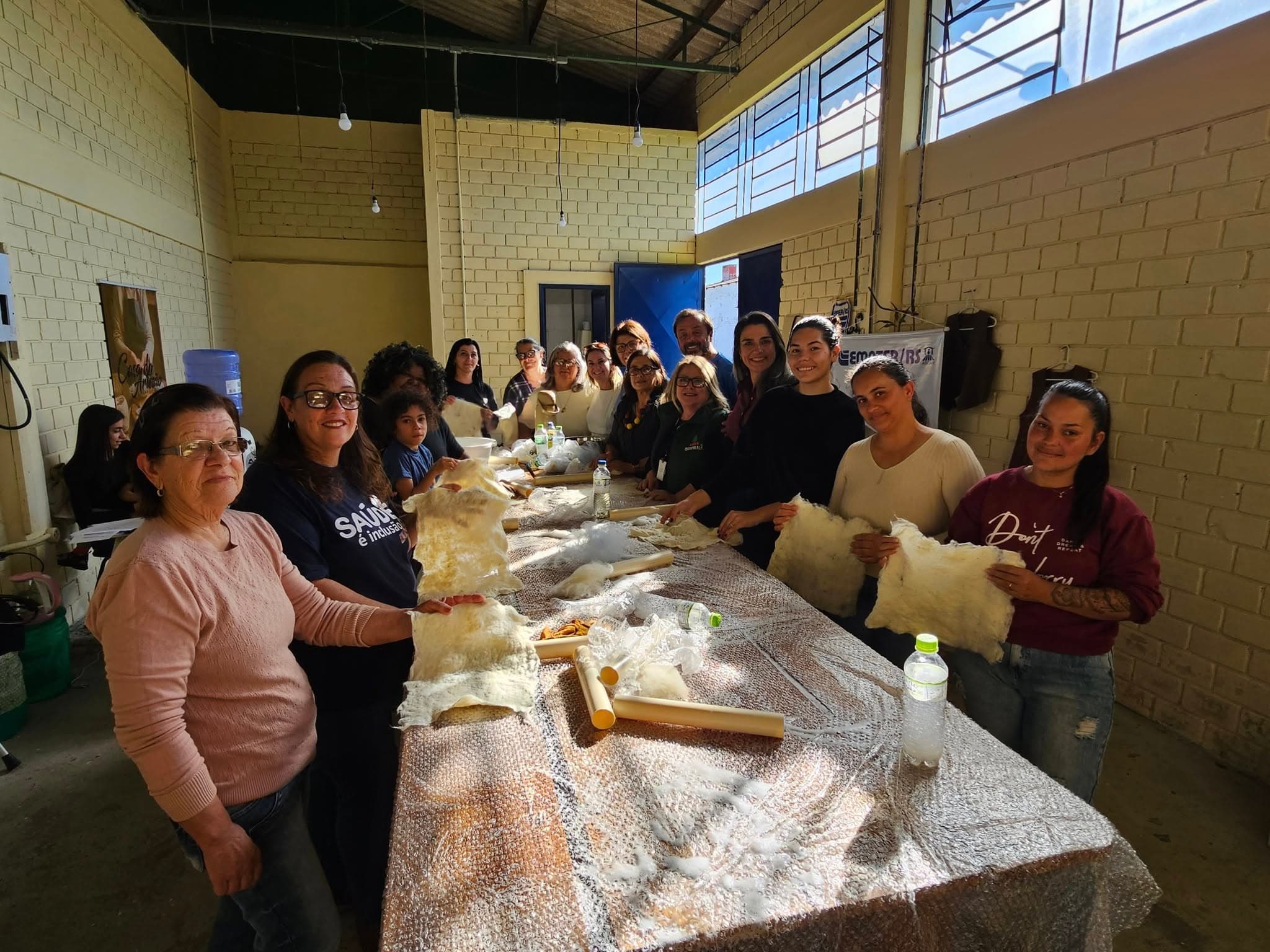 Imagem de capa da notícia: Cerca de 12 mulheres participaram da oficina de feltragem na Casa do Artesão em Candiota