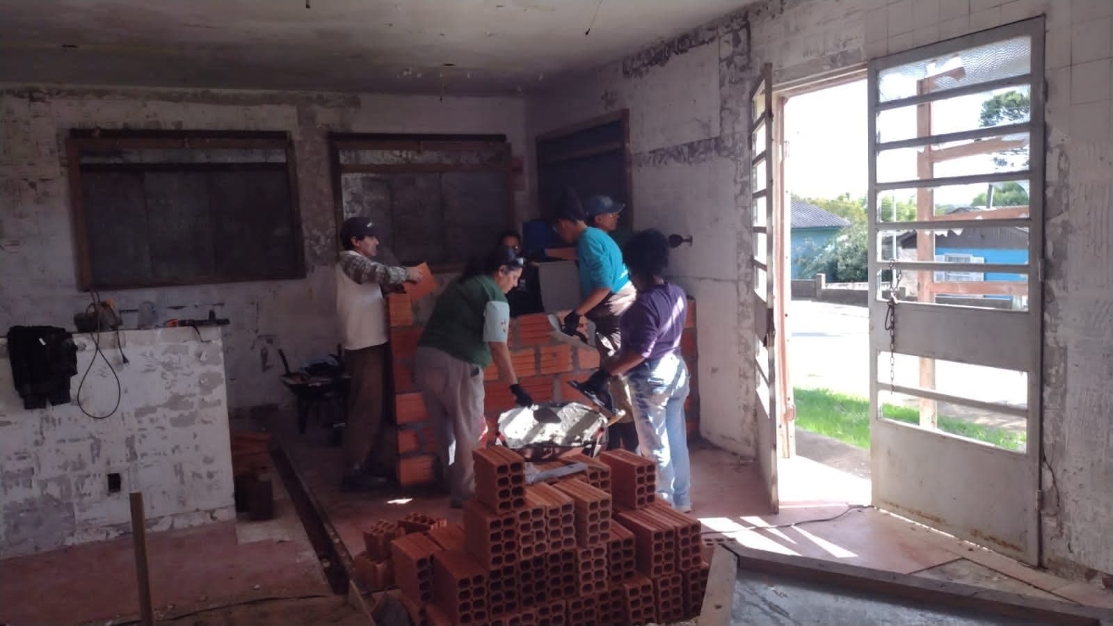 Imagem de capa da notícia: ALUNOS DO CURSO DE PEDREIRO OFERTADO PELA SECRETARIA DE ASSISTÊNCIA E INCLUSÃO SOCIAL DE CANDIOTA AUXILIAM NA REFORMA DE MORADIA DE FAMÍLIA EM VULNERABILIDADE SOCIAL