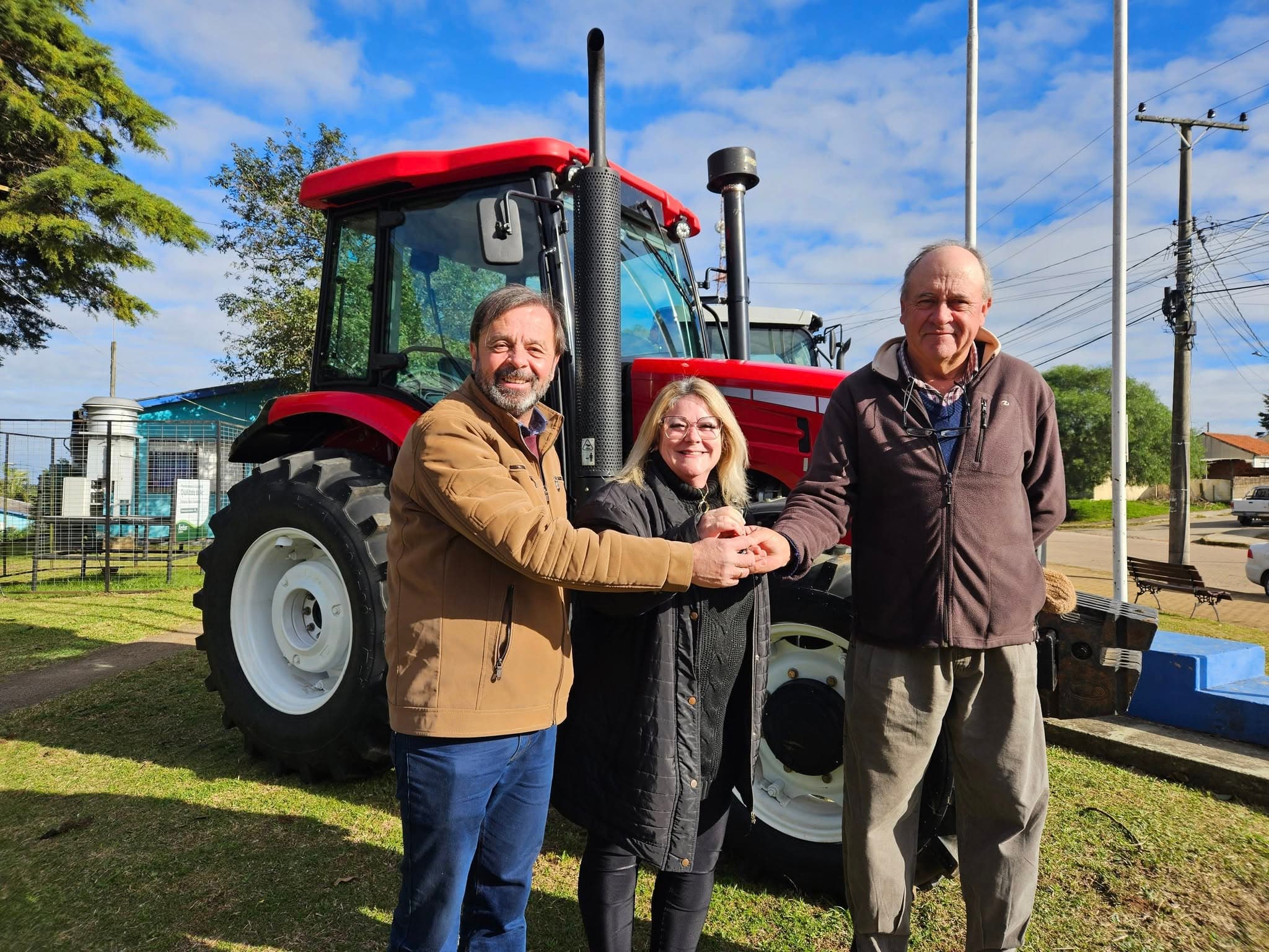 Imagem de capa da notícia: Prefeitura de Candiota realiza entrega de trator ao Sindicato Rural