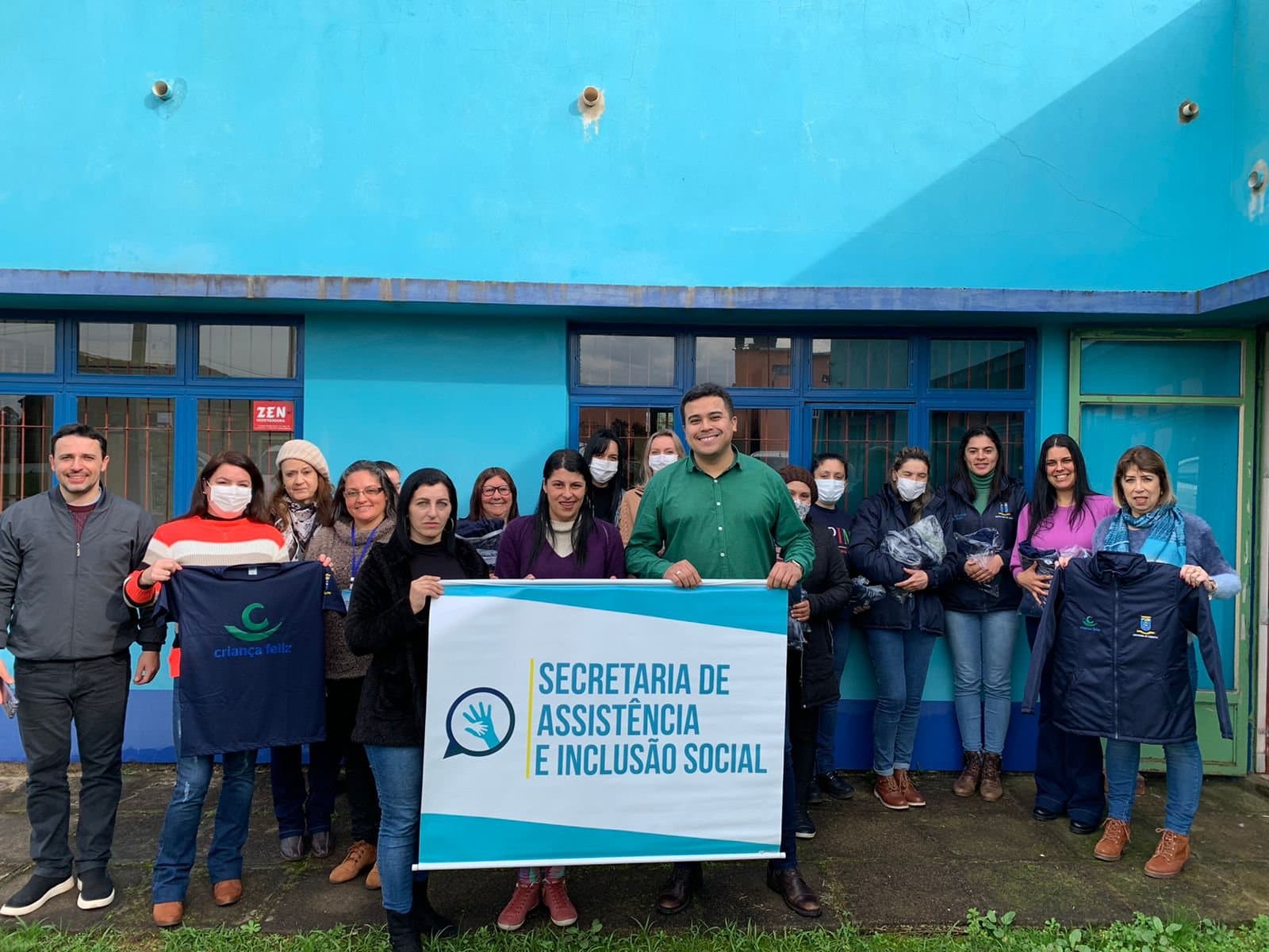 Imagem de capa da notícia: SECRETARIA DE ASSISTÊNCIA E INCLUSÃO SOCIAL DE CANDIOTA ENTREGA UNIFORMES E UM NOTEBOOK PARA EQUIPE DO PROJETO CRIANÇA FELIZ