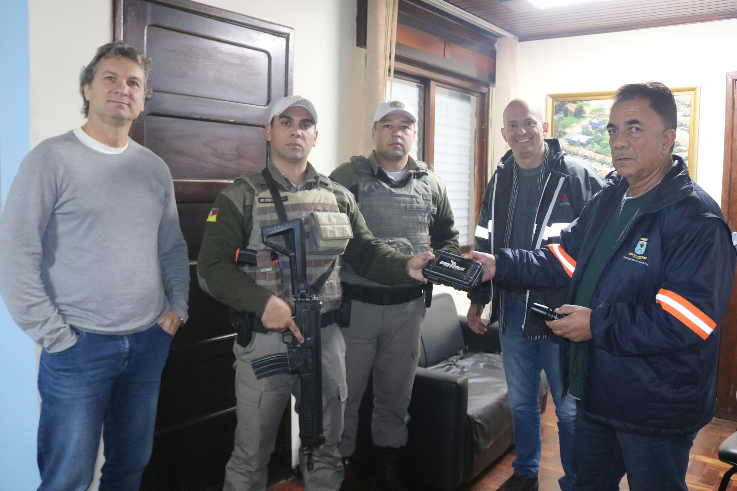 Imagem de capa da notícia: LANTERNAS TÁTICAS SÃO DOADAS PARA A DEFESA CIVIL E BRIGADA MILITAR EM CANDIOTA