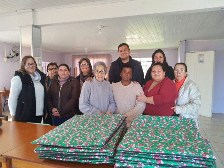 Imagem de capa da notícia: SECRETARIA DE ASSISTÊNCIA E INCLUSÃO SOCIAL DE CANDIOTA E CURSO DE COSTURA ALINHAVANDO SONHOS REPASSAM 20 CAMAS DE CACHORRO AO PROJETO "O AMOR NÃO TEM RAÇA"