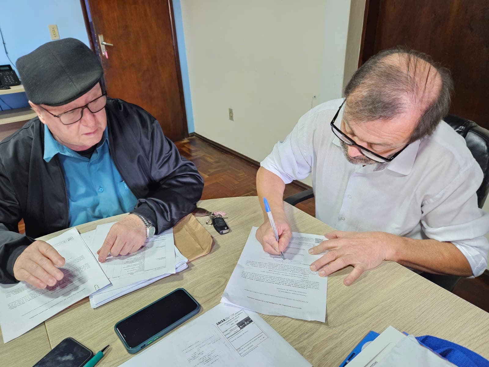 Imagem de capa da notícia: Prefeito Folador assina projetos aprovados pelo Incra para estrada e sistema de abastecimento de água no interior do município